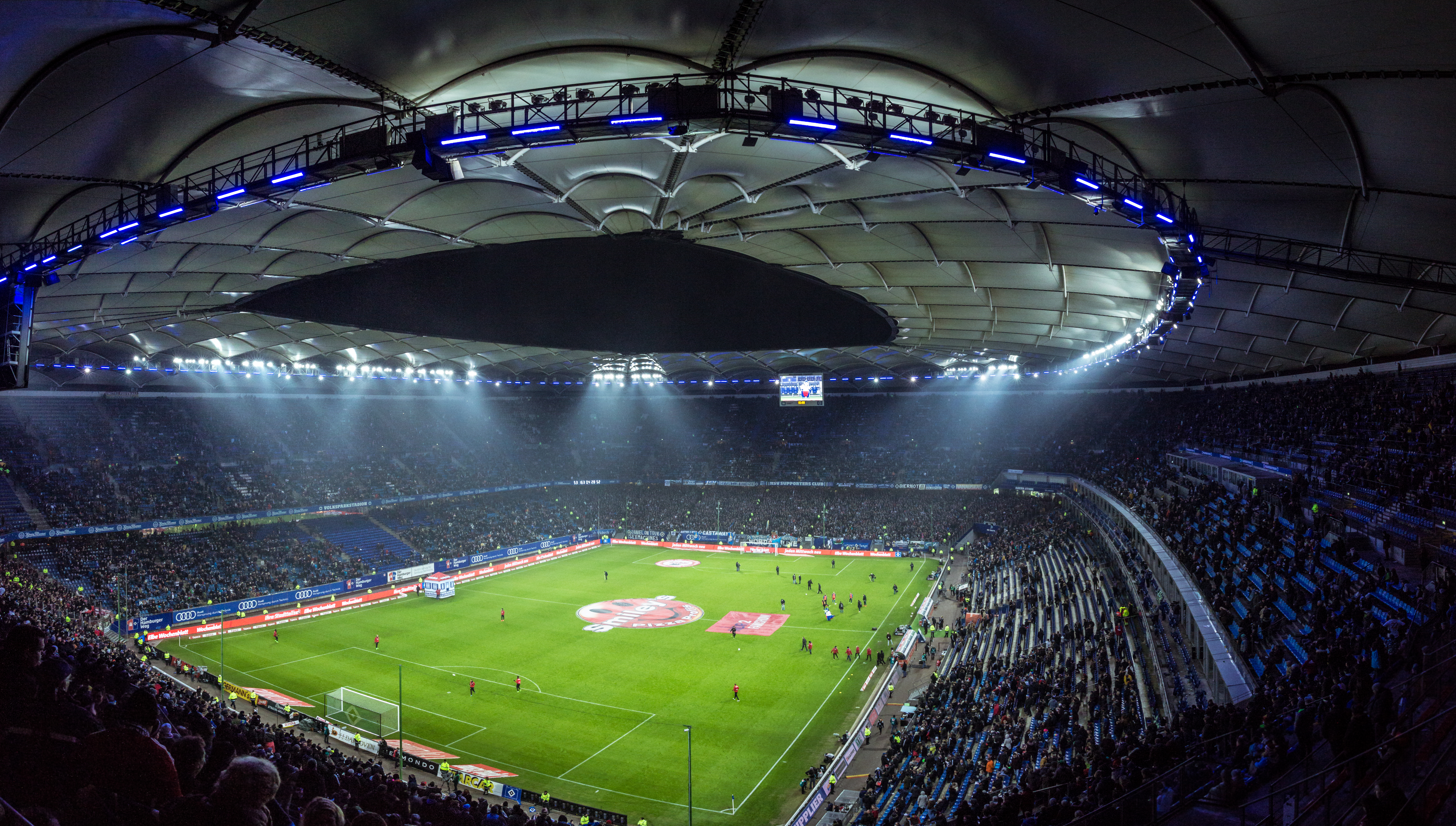 Volksparkstadion bei Flutlicht